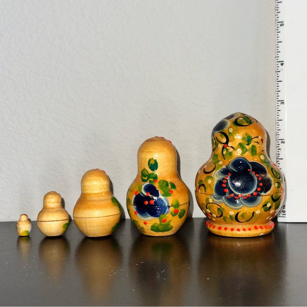 Hand-Painted and Varnished Nesting Dolls Set - Multicolor 2.75” the biggest - Picture 2 of 3